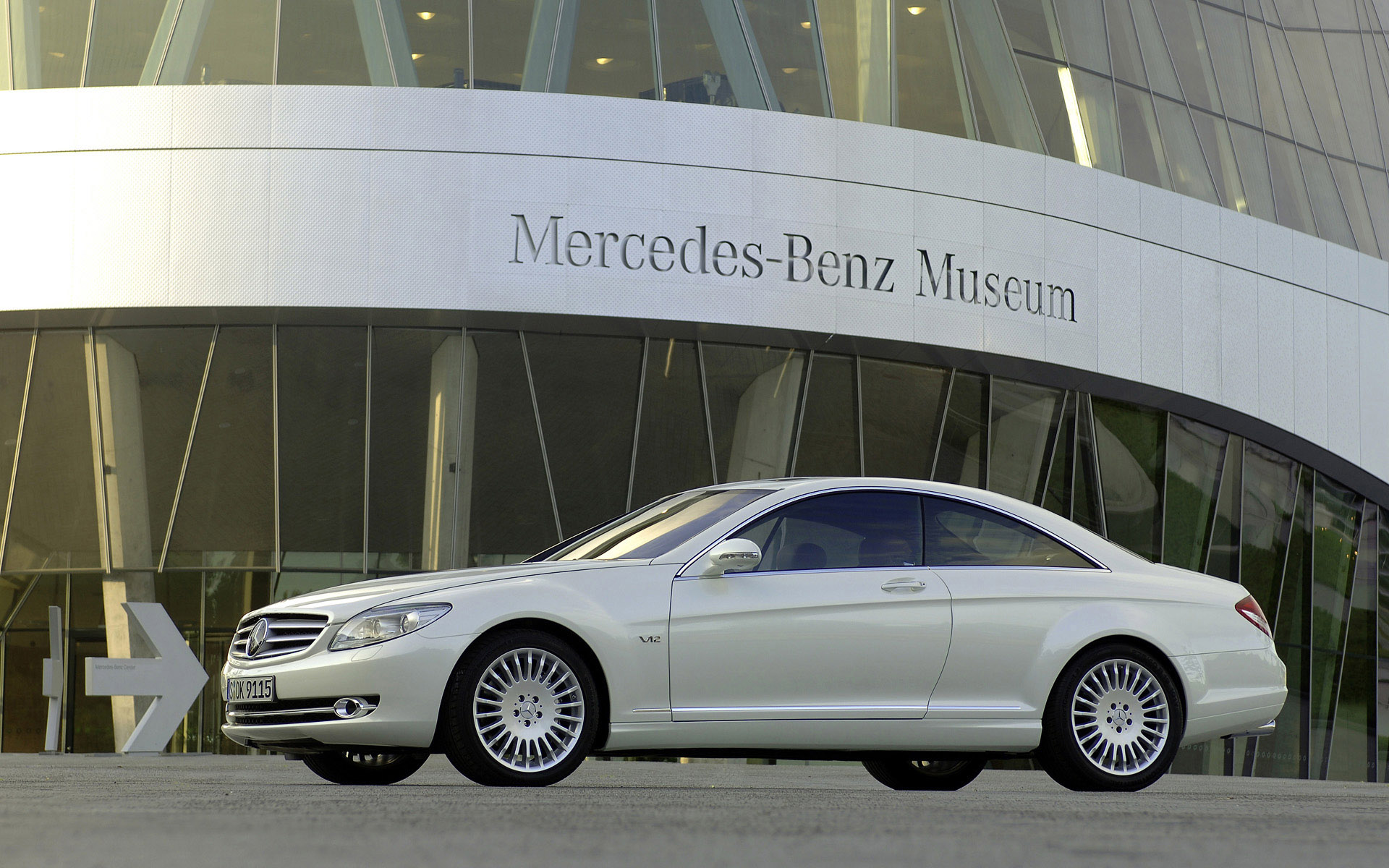 名车外观高清壁纸侧面流线特写1920x1200