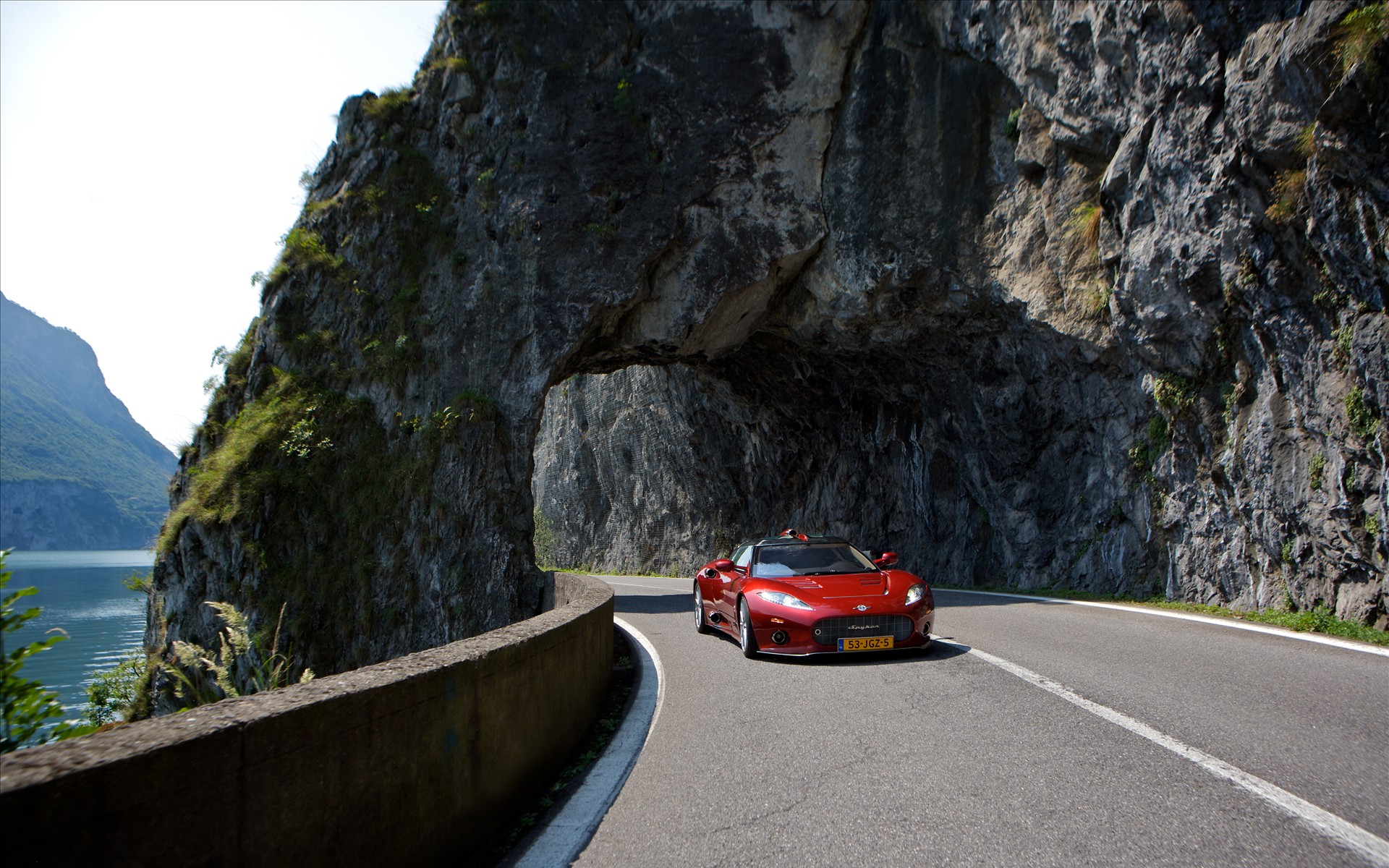 最新高清汽车壁纸流线型车身美1920x1200