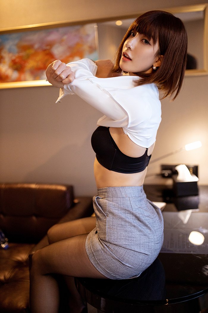 日韩模特玲珑身段大尺寸手机壁纸壁纸