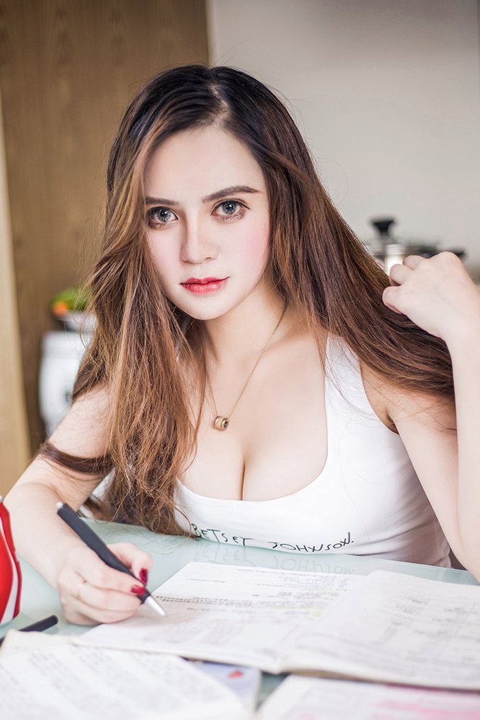 校园美少女清秀身姿手机壁纸壁纸素材