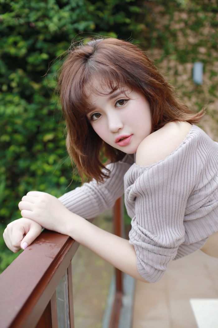 恬静素人女孩紧致美背手机壁纸壁纸素材