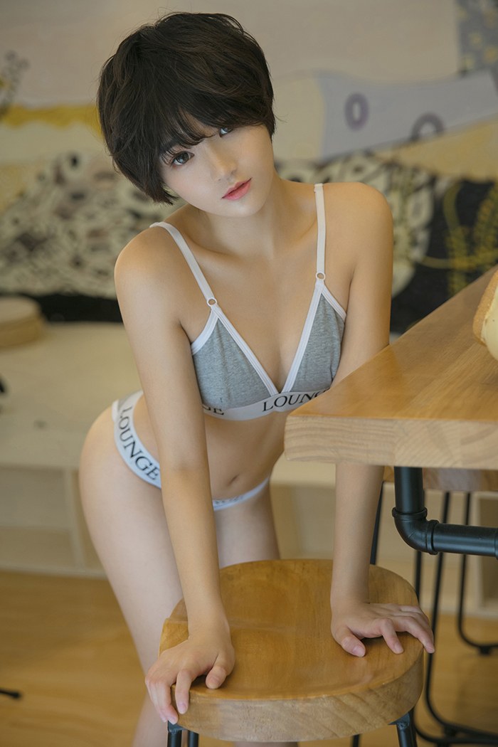 校园青春校花玲珑曲线高清壁纸