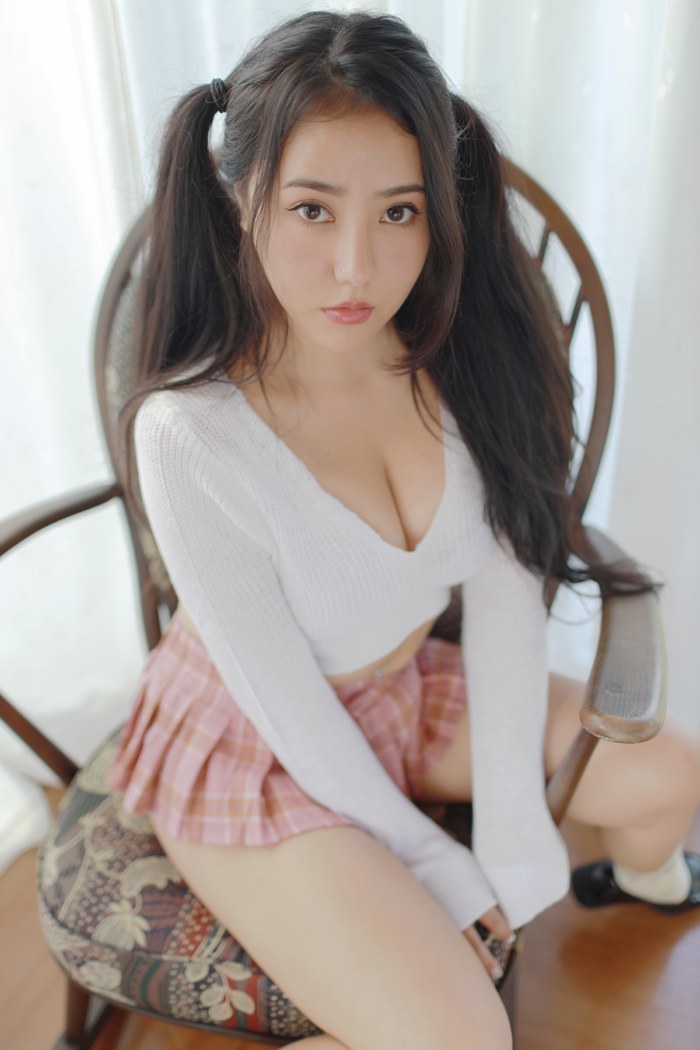 休闲穿搭学妹紧致美臀高清壁纸精选