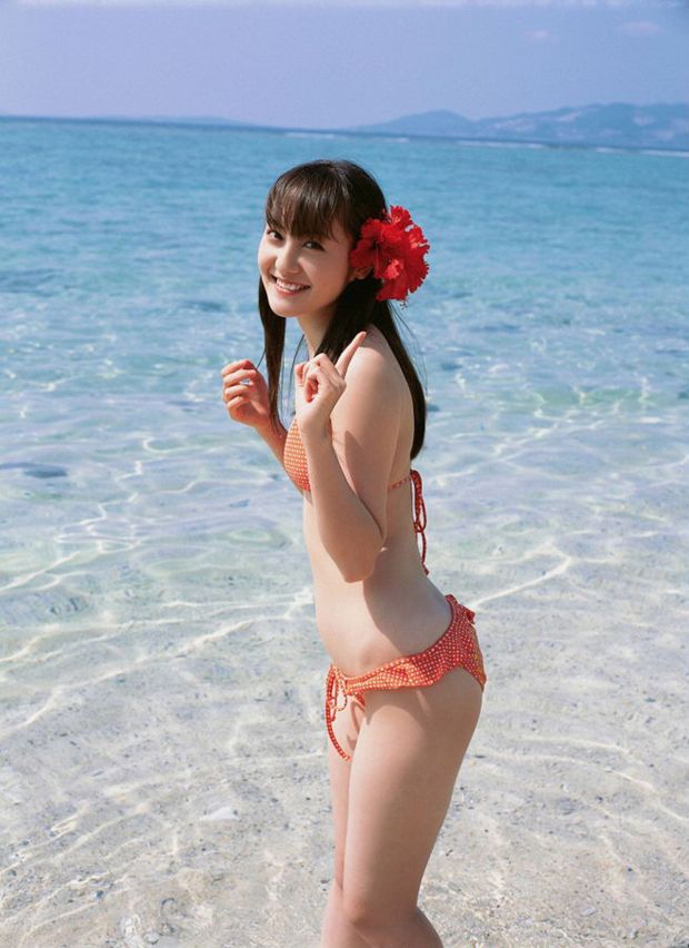 休闲短裙校花匀称腰臀超清壁纸素材